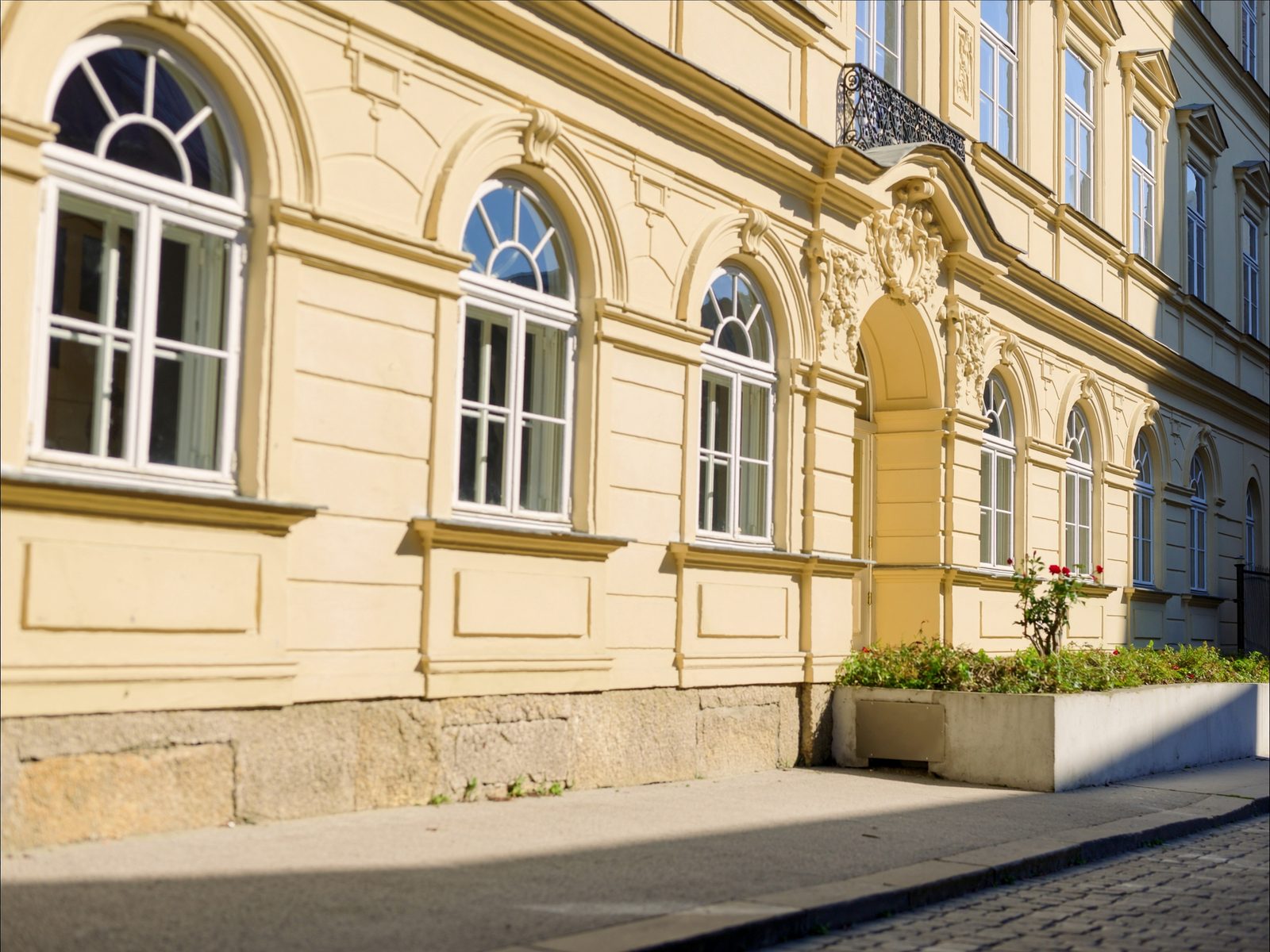 KI-Symbolbild: frisch gestrichene Altbaufassade